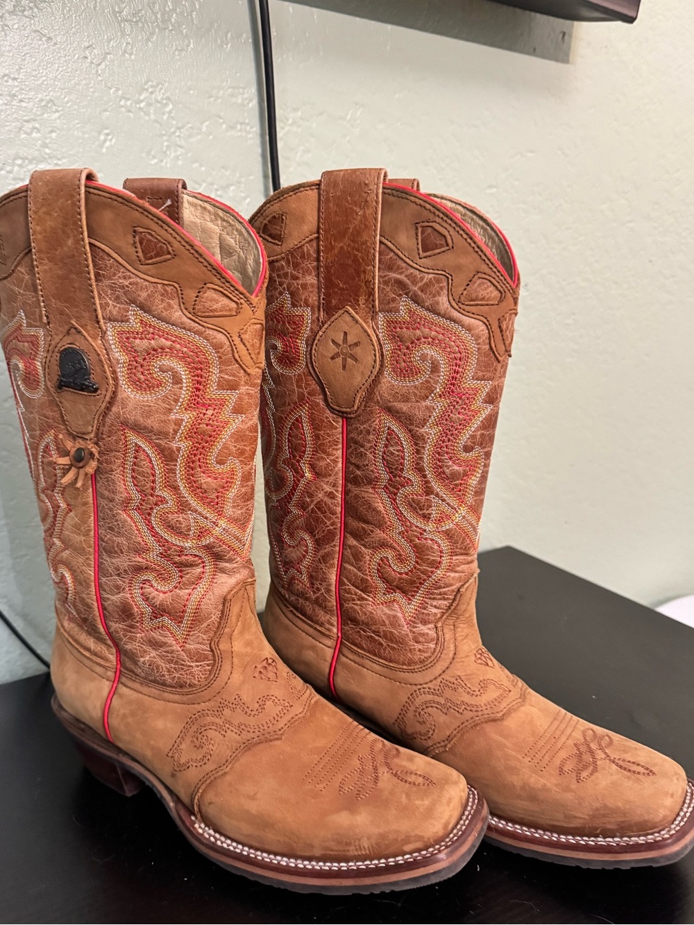 Women’s 7 Tombstone Arena Queen Sq Toe Brown with Red Accent
